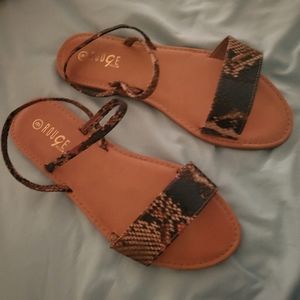 Size 9 snakeskin like design